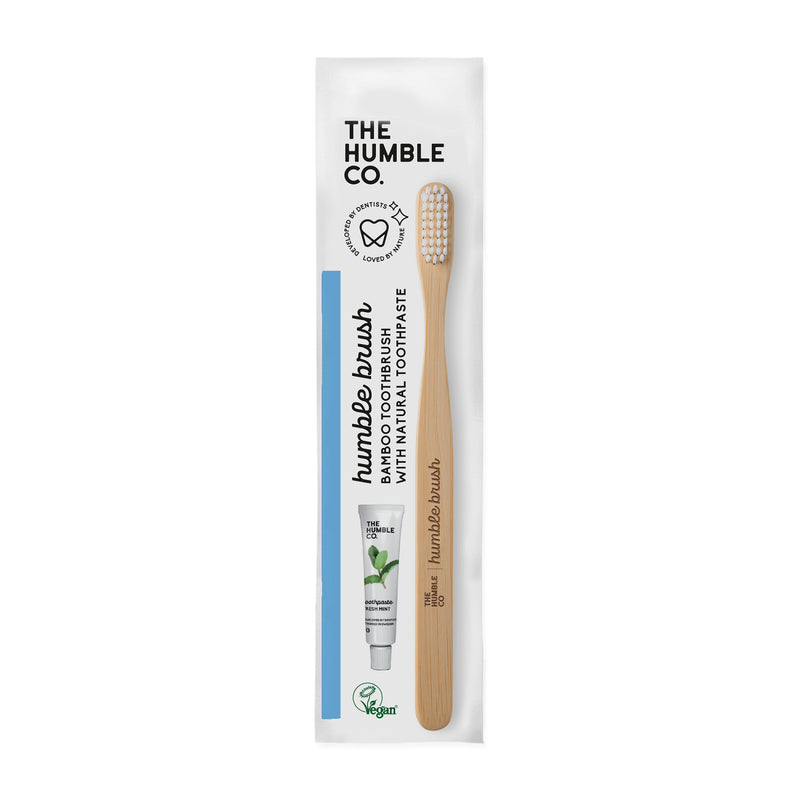 Humble Brush Kit, Bambus-Zahnbürste für Erwachsene flach soft weiß plus Zahncreme (7g)